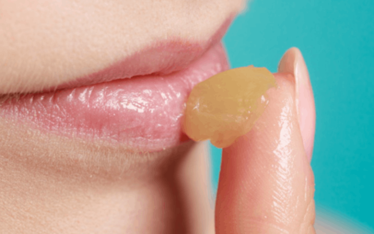 محافظت از لب‌ها با وازلین